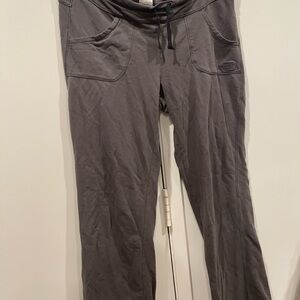 The North Face women's gray drawstring pants HAS ISSUES
